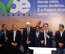 Dois potentes jatos de água batizaram simbolicamente as primeiras aeronaves que partiram com voos de Curitiba para o Interior do Estado inaugurando oficialmente, nesta terça-feira (22), o programa Voe Paraná. O governador Carlos Massa Ratinho Junior acompanhou a estreia no Aeroporto Afonso Pena, em São José dos Pinhais, recepcionando os primeiros passageiros com destino ao Interior do Estado.
