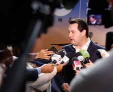 Dois potentes jatos de água batizaram simbolicamente as primeiras aeronaves que partiram com voos de Curitiba para o Interior do Estado inaugurando oficialmente, nesta terça-feira (22), o programa Voe Paraná. O governador Carlos Massa Ratinho Junior acompanhou a estreia no Aeroporto Afonso Pena, em São José dos Pinhais, recepcionando os primeiros passageiros com destino ao Interior do Estado.