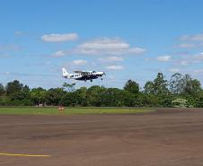 A nova linha aérea ligando Curitiba e Francisco Beltrão, no Sudoeste, inaugurada nesta terça-feira (22), dentro do programa Voe Paraná, do Governo do Estado, terá forte impacto na economia da região. “É um programa arrojado, inovador, que nos aproxima da capital e que, sem dúvida, vai ajudar a atrair mais investimentos”, afirmou o prefeito Cleber Fontana. “É um marco para a economia da região”, avalia.Foto: Prefeitura de Francisco Beltrão