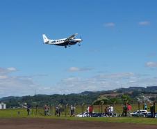 A nova linha aérea ligando Curitiba e Francisco Beltrão, no Sudoeste, inaugurada nesta terça-feira (22), dentro do programa Voe Paraná, do Governo do Estado, terá forte impacto na economia da região. “É um programa arrojado, inovador, que nos aproxima da capital e que, sem dúvida, vai ajudar a atrair mais investimentos”, afirmou o prefeito Cleber Fontana. “É um marco para a economia da região”, avalia.Foto: Prefeitura de Francisco Beltrão