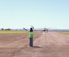 Em Guaíra, no Oeste do Paraná, fronteira com o Paraguai, a nova linha aérea ligando a Curitiba, inaugurada nesta terça-feira (22), deverá concretizar o projeto de lojas francas, que já está autorizado e regulamentado, esperando apenas investimentos de empresários. O município integra a malha aeroviária do programa Voe Paraná.Foto: Prefeitura de Guaíra