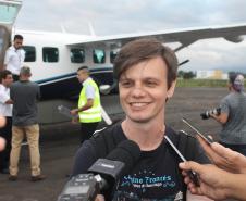 O novo voo entre Paranaguá e Curitiba, lançado nesta terça-feira (22), dura apenas 25 minutos, mas conecta o principal porto do Estado e um dos maiores em movimentação de cargas do País a qualquer destino no mundo. Na foto, o passageiro Alexandro Kurovski. Foto:Folha do Litoral News