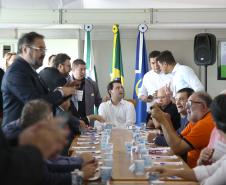 O governador também se reuniu com a equipe de governo na Feira Paraná, em Ponta Grossa. Foram discutidos temas como a reunião de prefeitos, na próxima semana em Foz do Iguaçu, os detalhes sobre o acordo de leniência com a concessionária Rodonorte, que resultará em obras prioritárias para a infraestrutura viária de Ponta Grossa e outras cidades paranaenses e a concessão do parque Vila Velha.