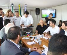 O governador também se reuniu com a equipe de governo na Feira Paraná, em Ponta Grossa. Foram discutidos temas como a reunião de prefeitos, na próxima semana em Foz do Iguaçu, os detalhes sobre o acordo de leniência com a concessionária Rodonorte, que resultará em obras prioritárias para a infraestrutura viária de Ponta Grossa e outras cidades paranaenses e a concessão do parque Vila Velha.