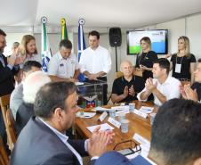 O governador também se reuniu com a equipe de governo na Feira Paraná, em Ponta Grossa. Foram discutidos temas como a reunião de prefeitos, na próxima semana em Foz do Iguaçu, os detalhes sobre o acordo de leniência com a concessionária Rodonorte, que resultará em obras prioritárias para a infraestrutura viária de Ponta Grossa e outras cidades paranaenses e a concessão do parque Vila Velha.