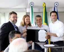 O governador também se reuniu com a equipe de governo na Feira Paraná, em Ponta Grossa. Foram discutidos temas como a reunião de prefeitos, na próxima semana em Foz do Iguaçu, os detalhes sobre o acordo de leniência com a concessionária Rodonorte, que resultará em obras prioritárias para a infraestrutura viária de Ponta Grossa e outras cidades paranaenses e a concessão do parque Vila Velha.