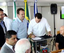 O governador também se reuniu com a equipe de governo na Feira Paraná, em Ponta Grossa. Foram discutidos temas como a reunião de prefeitos, na próxima semana em Foz do Iguaçu, os detalhes sobre o acordo de leniência com a concessionária Rodonorte, que resultará em obras prioritárias para a infraestrutura viária de Ponta Grossa e outras cidades paranaenses e a concessão do parque Vila Velha.