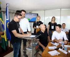 O governador também se reuniu com a equipe de governo na Feira Paraná, em Ponta Grossa. Foram discutidos temas como a reunião de prefeitos, na próxima semana em Foz do Iguaçu, os detalhes sobre o acordo de leniência com a concessionária Rodonorte, que resultará em obras prioritárias para a infraestrutura viária de Ponta Grossa e outras cidades paranaenses e a concessão do parque Vila Velha.