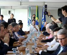 O governador também se reuniu com a equipe de governo na Feira Paraná, em Ponta Grossa. Foram discutidos temas como a reunião de prefeitos, na próxima semana em Foz do Iguaçu, os detalhes sobre o acordo de leniência com a concessionária Rodonorte, que resultará em obras prioritárias para a infraestrutura viária de Ponta Grossa e outras cidades paranaenses e a concessão do parque Vila Velha.