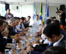 O governador também se reuniu com a equipe de governo na Feira Paraná, em Ponta Grossa. Foram discutidos temas como a reunião de prefeitos, na próxima semana em Foz do Iguaçu, os detalhes sobre o acordo de leniência com a concessionária Rodonorte, que resultará em obras prioritárias para a infraestrutura viária de Ponta Grossa e outras cidades paranaenses e a concessão do parque Vila Velha.