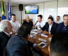 O governador também se reuniu com a equipe de governo na Feira Paraná, em Ponta Grossa. Foram discutidos temas como a reunião de prefeitos, na próxima semana em Foz do Iguaçu, os detalhes sobre o acordo de leniência com a concessionária Rodonorte, que resultará em obras prioritárias para a infraestrutura viária de Ponta Grossa e outras cidades paranaenses e a concessão do parque Vila Velha.