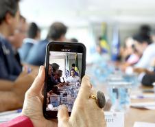 O governador também se reuniu com a equipe de governo na Feira Paraná, em Ponta Grossa. Foram discutidos temas como a reunião de prefeitos, na próxima semana em Foz do Iguaçu, os detalhes sobre o acordo de leniência com a concessionária Rodonorte, que resultará em obras prioritárias para a infraestrutura viária de Ponta Grossa e outras cidades paranaenses e a concessão do parque Vila Velha.