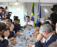 O governador também se reuniu com a equipe de governo na Feira Paraná, em Ponta Grossa. Foram discutidos temas como a reunião de prefeitos, na próxima semana em Foz do Iguaçu, os detalhes sobre o acordo de leniência com a concessionária Rodonorte, que resultará em obras prioritárias para a infraestrutura viária de Ponta Grossa e outras cidades paranaenses e a concessão do parque Vila Velha.