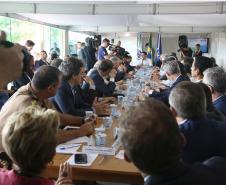 O governador também se reuniu com a equipe de governo na Feira Paraná, em Ponta Grossa. Foram discutidos temas como a reunião de prefeitos, na próxima semana em Foz do Iguaçu, os detalhes sobre o acordo de leniência com a concessionária Rodonorte, que resultará em obras prioritárias para a infraestrutura viária de Ponta Grossa e outras cidades paranaenses e a concessão do parque Vila Velha.