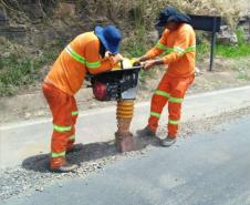 A PR-092, de Wenceslau Braz até o entroncamento com a BR-153, em uma extensão de 75,27 quilômetros, está recebendo remendos e implantação de drenos. Os serviços são no lote 6 do programa Conservação e Recuperação com Melhorias do Estado do Pavimento (Cremep) do Departamento de Estradas de Rodagem do Paraná (DER/PR), e atendem também os municípios de Siqueira Campos, Quatiguá e Joaquim Távora, todos no Norte Pioneiro. Foto: Divulgação/DER