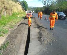 A PR-092, de Wenceslau Braz até o entroncamento com a BR-153, em uma extensão de 75,27 quilômetros, está recebendo remendos e implantação de drenos. Os serviços são no lote 6 do programa Conservação e Recuperação com Melhorias do Estado do Pavimento (Cremep) do Departamento de Estradas de Rodagem do Paraná (DER/PR), e atendem também os municípios de Siqueira Campos, Quatiguá e Joaquim Távora, todos no Norte Pioneiro. Foto: Divulgação/DER