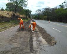 A PR-092, de Wenceslau Braz até o entroncamento com a BR-153, em uma extensão de 75,27 quilômetros, está recebendo remendos e implantação de drenos. Os serviços são no lote 6 do programa Conservação e Recuperação com Melhorias do Estado do Pavimento (Cremep) do Departamento de Estradas de Rodagem do Paraná (DER/PR), e atendem também os municípios de Siqueira Campos, Quatiguá e Joaquim Távora, todos no Norte Pioneiro. Foto: Divulgação/DER