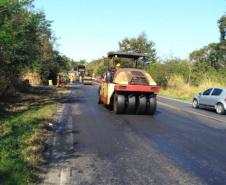 A PR-092, de Wenceslau Braz até o entroncamento com a BR-153, em uma extensão de 75,27 quilômetros, está recebendo remendos e implantação de drenos. Os serviços são no lote 6 do programa Conservação e Recuperação com Melhorias do Estado do Pavimento (Cremep) do Departamento de Estradas de Rodagem do Paraná (DER/PR), e atendem também os municípios de Siqueira Campos, Quatiguá e Joaquim Távora, todos no Norte Pioneiro. Foto: Divulgação/DER