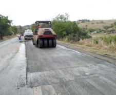 A PR-092, de Wenceslau Braz até o entroncamento com a BR-153, em uma extensão de 75,27 quilômetros, está recebendo remendos e implantação de drenos. Os serviços são no lote 6 do programa Conservação e Recuperação com Melhorias do Estado do Pavimento (Cremep) do Departamento de Estradas de Rodagem do Paraná (DER/PR), e atendem também os municípios de Siqueira Campos, Quatiguá e Joaquim Távora, todos no Norte Pioneiro. Foto: Divulgação/DER