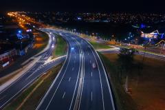 Novo viaduto de Foz do Iguaçu está localizado no Km 725 da rodovia federal, no cruzamento com a Avenida Costa e Silva. Sua extensão total é de um quilômetro, e compreendeu serviços de terraplenagem, drenagem, contenção, implantação das estruturas do viaduto, pavimentação, paisagismo, sinalização, e melhoria ambiental. O viaduto tem duas pistas e acostamento em cada sentido, em uma largura total de 22 metros. O investimento foi de R$ 18.447.152,33.