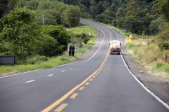 Imagens de caminhões em rodovias