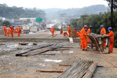 Obra na Rodovia dos Minérios recebe novas vigas de concreto
