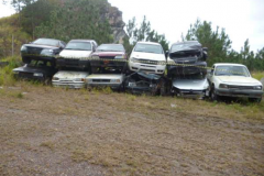 Sucatas depositadas na Pedreira do Atuba