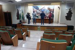 Sessão de abertura de envelopes no auditório do DER