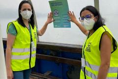 Equipe do DER afixa cartazes da Ouvidoria no ferry boat
