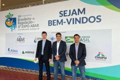 Diretor-geral do DER/PR Fernando Furiatti (centro), o diretor de Operações Alexandre Fernandes (direita), e o coordenador de concessões e pedágios rodoviários, Guilherme Luiz Conte (esquerda)