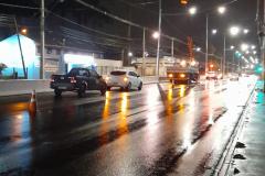 Obra inclui 39 novos conjuntos de postes de 15 metros de altura, substituição de postes danificados e instalação de novos equipamentos em trecho de mais de 14 quilômetros. Na foto, serviços executados em março.