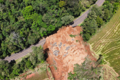 PR-182 em Salgado Filho, após deslizamento