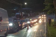 Fila de carros e caminhões no ferry boat de Guaratuba
