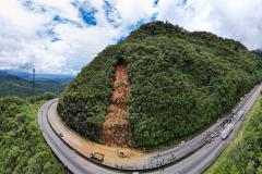 Deslizamento de terra na BR-277 Litoral