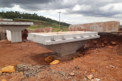 Colunas e vigas da nova passarela de Bandeirantes