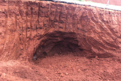 Caverna esférica de 4,8 metros de diâmetro localizada a 3 metros de profundidade na terceira faixa da PR-445, no km 3+600, em Mauá da Serra