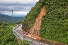 Obras de contenção na BR-277 com guindastes