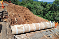 Novo bueiro de concreto em execução