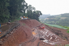 Estacas do muro de contenção da PR-182