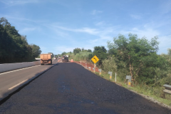 Imprimação da base do pavimento na PR-445