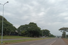 Novos postes sendo instalados na BR-277 em Foz do Iguaçu