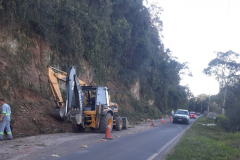 Obra de estabilização de taludes em rodovia de União da Vitória