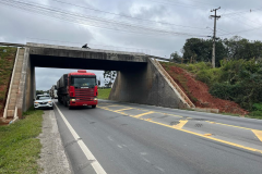 Viaduto R. Newton Laporte (PR-418) em Curitiba: novas descidas d'água.