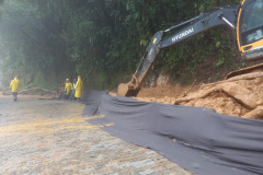 Estrada da Graciosa, limpeza e reparos sendo concluídos
