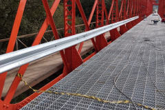 Instalação de defensas metálicas na ponte do Rio da Várzea