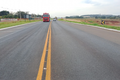PR-218 entre Arapongas e Astorga, após remendos e sinalização provisória