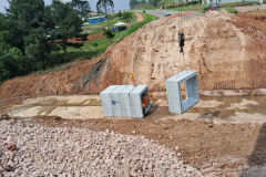 Lançamento das peças de concreto das galerias