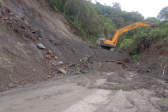 PR-090 em Campo Largo, queda de barreira sendo resolvida