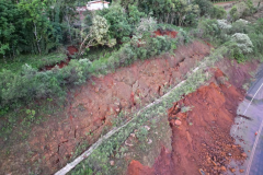 PR-239 em Pitanga, danos de grande porte no talude da rodovia