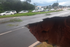 Bueiro colapsado na PR-323 em Umuarama